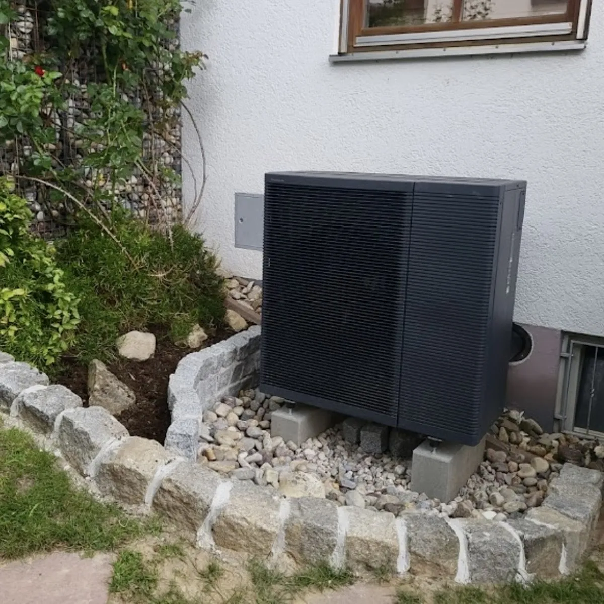 Wärmepumpe im Garten