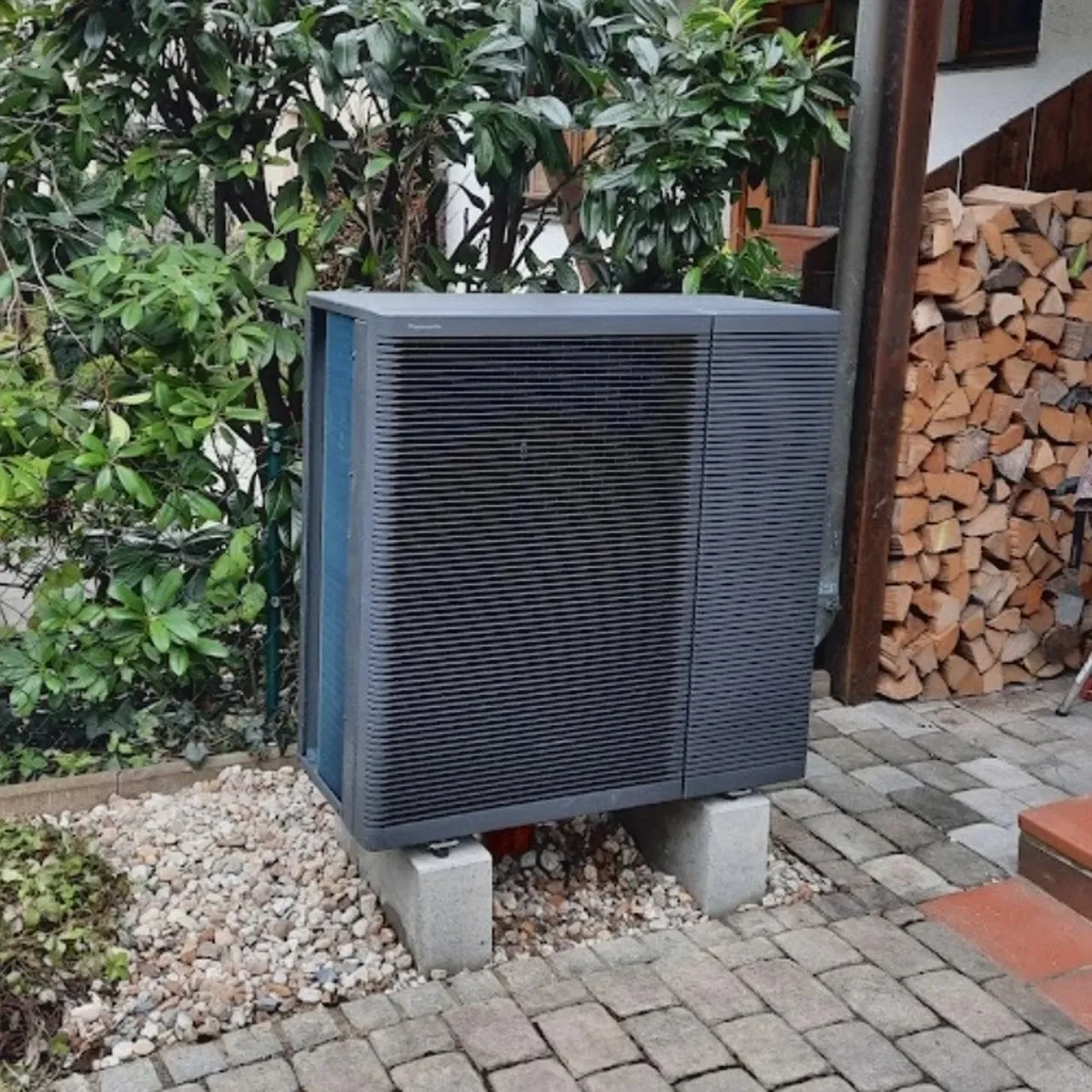 Wärmepumpe an einem Wohnhaus