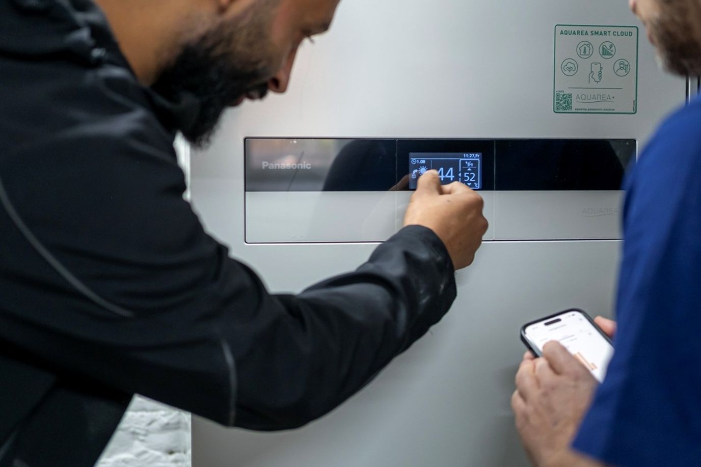Techniker bedienen das Panasonic Bedienteil am Innengerät